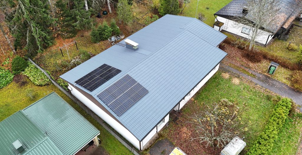 Aurinkopaneelit omakotitalon katolla