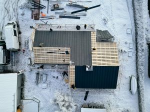 Omakotitalo ja koti kattoremontin aikaan talvella
