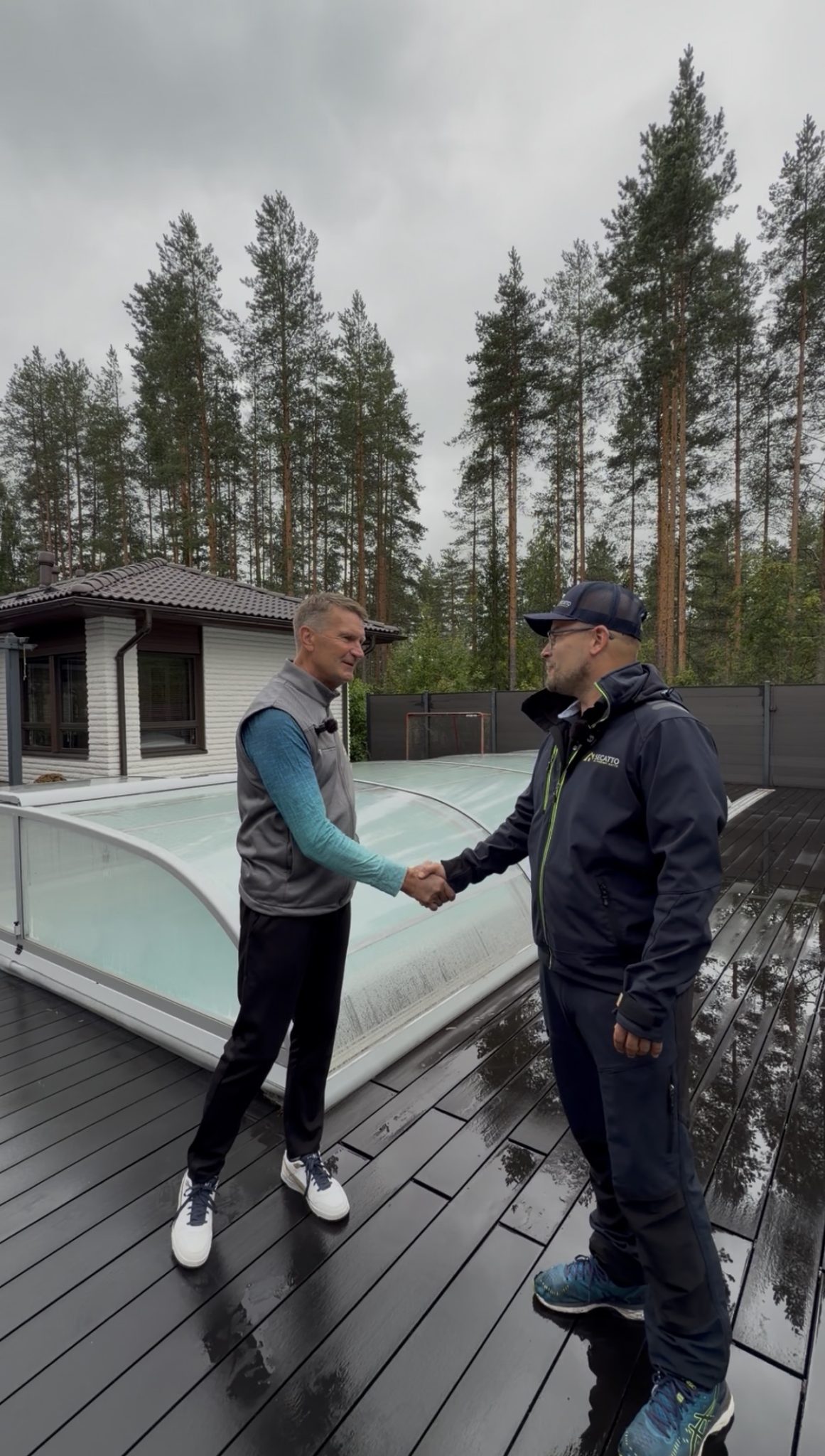 Asiakas valmiin kattoremontin jälkeen