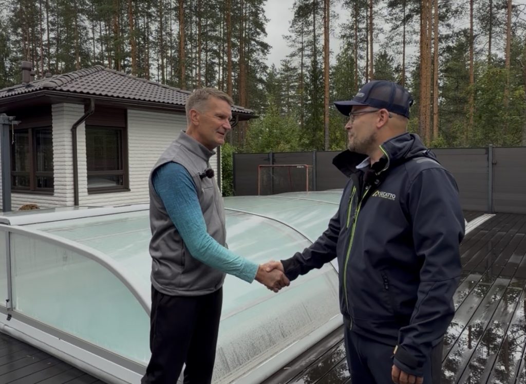 Asiakas valmiin kattoremontin jälkeen