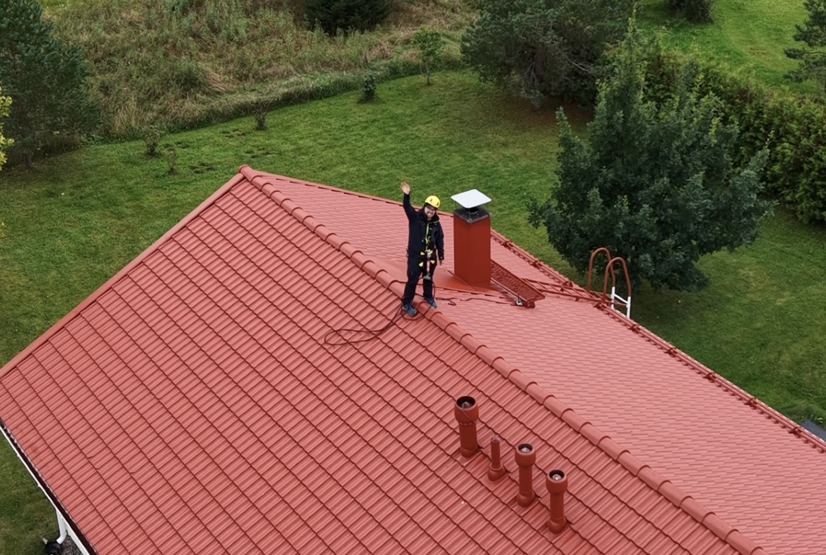 Katon kuntotarkastaja tarkastamassa omakotitalon kattoa
